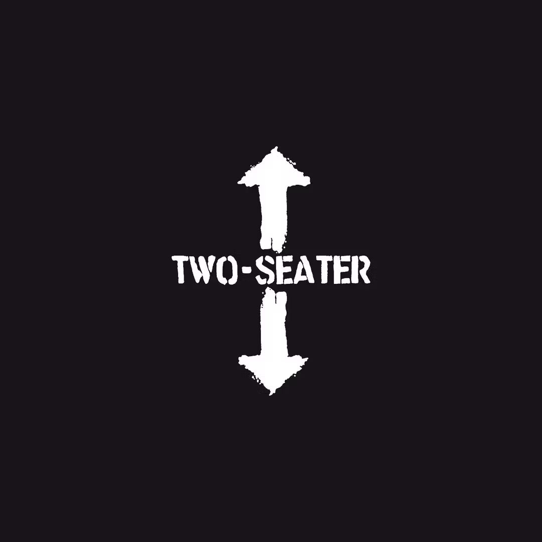 TWO-SEATER Double Arrow Simple Casual Graphic Black Print T-shirt